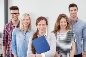 5 junge Frauen und Männer in einem Gruppenbild
