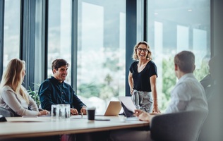 4 Leute am Konferenztisch bei einem Meeting.