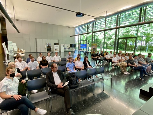 Menschen hören einer Rede zu bei der Abschlussveranstaltung Digiscouts.