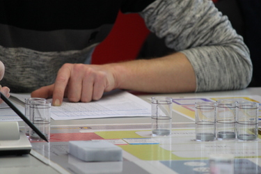 Ein Teilnehmer sitzt vor dem Planspiel