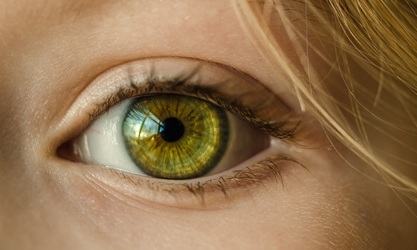 Das Auge einer Frau mit grüner Iris.